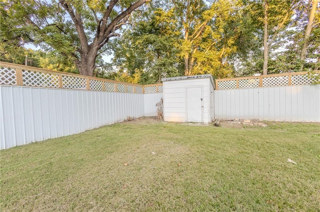 407 Lemon Street — photo 11