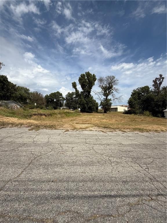 930 E Wooter Street — photo 3