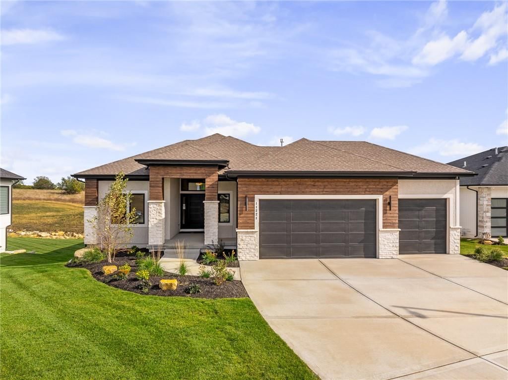 11221 S Sunray Drive, Olathe, KS