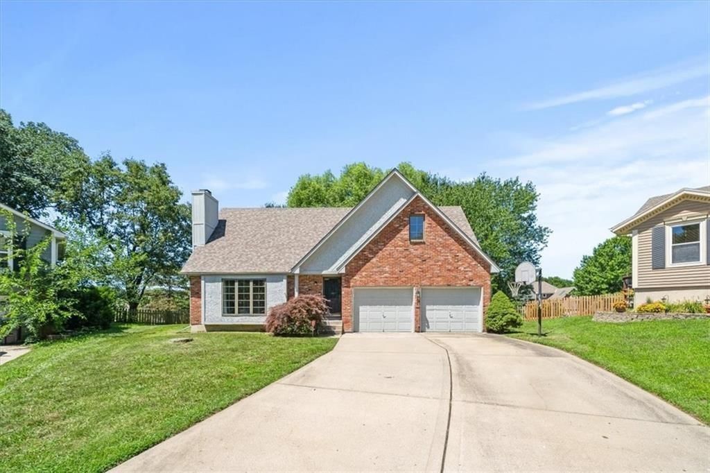 701 NE Hunters Circle — photo 2