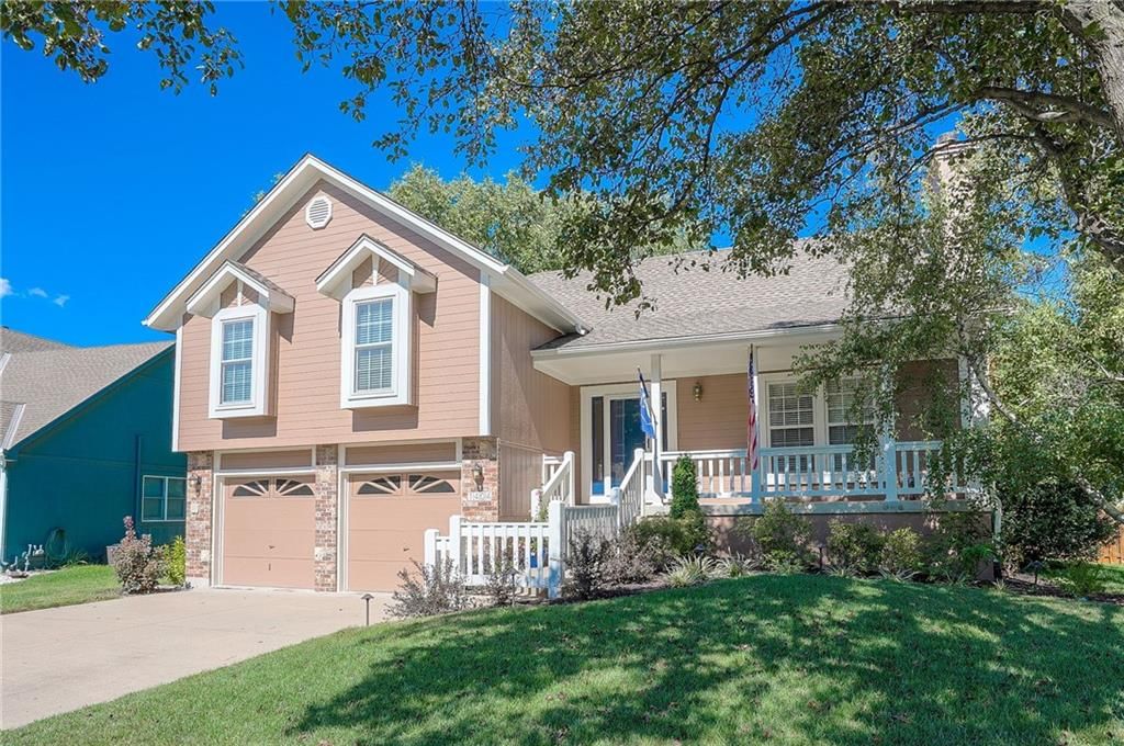 1404 Oakwood Drive — photo 2