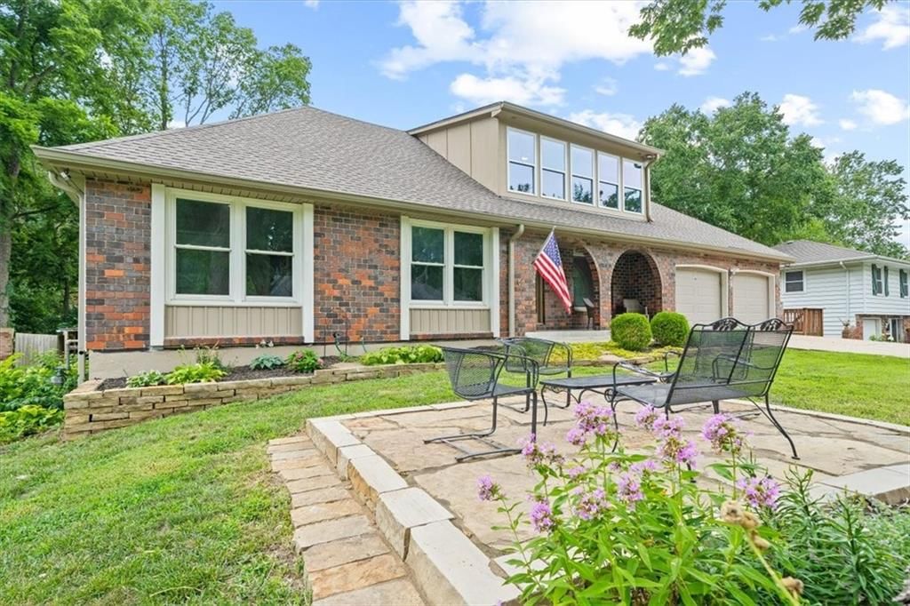 407 NW Lincolnwood Drive — photo 2