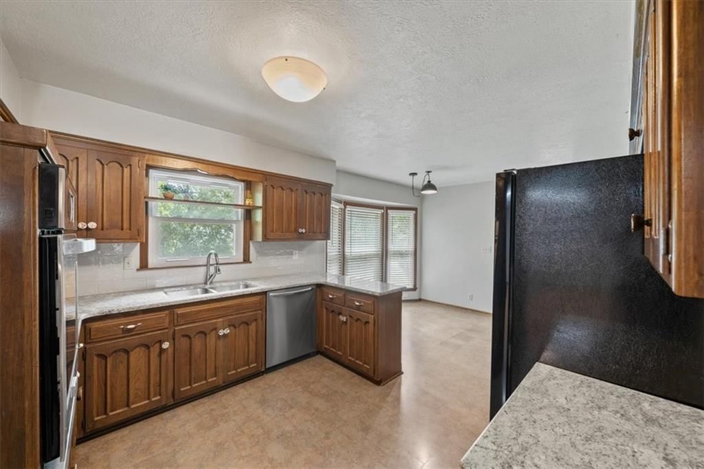 407 NW Lincolnwood Drive — photo 11