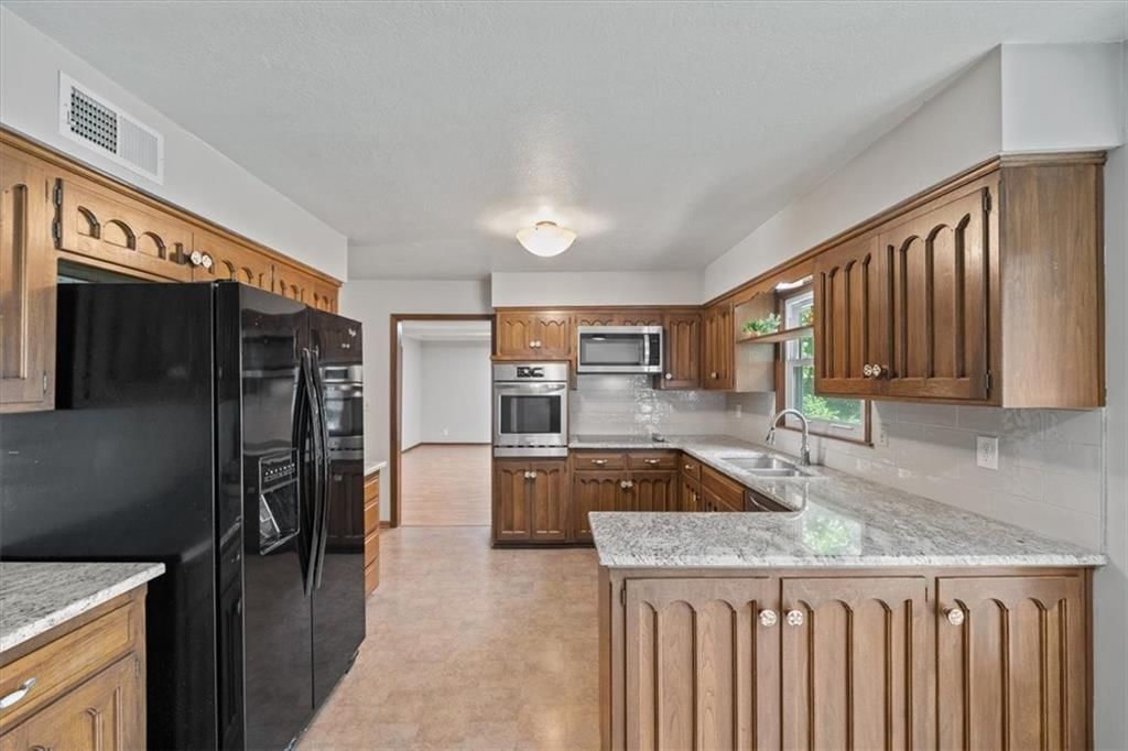 407 NW Lincolnwood Drive — photo 12