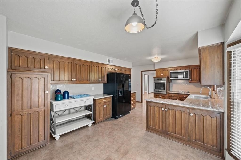 407 NW Lincolnwood Drive — photo 13