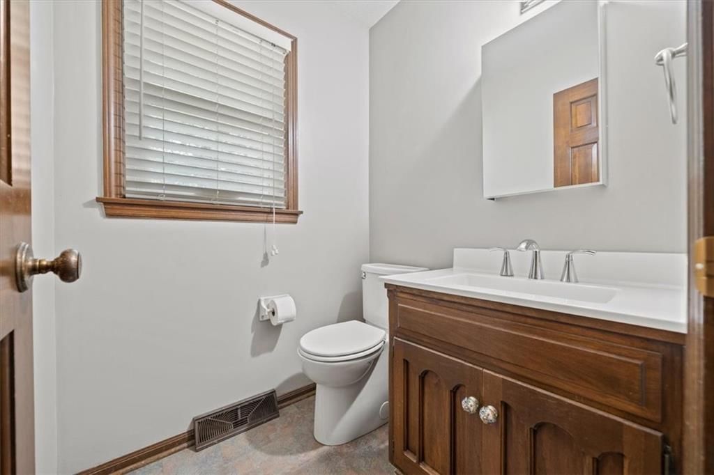407 NW Lincolnwood Drive — photo 15