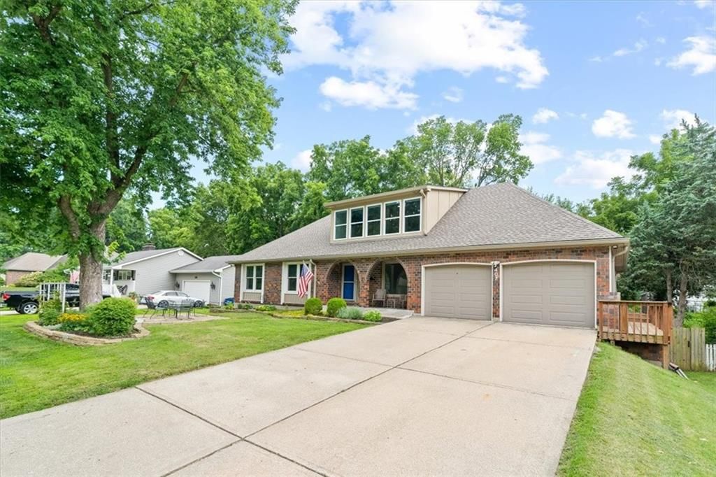 407 NW Lincolnwood Drive — photo 3