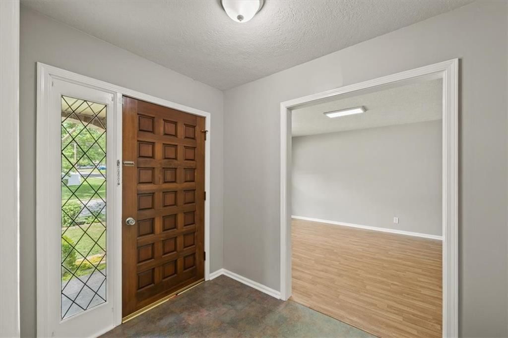 407 NW Lincolnwood Drive — photo 4