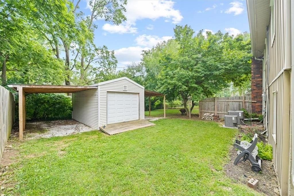 407 NW Lincolnwood Drive — photo 43