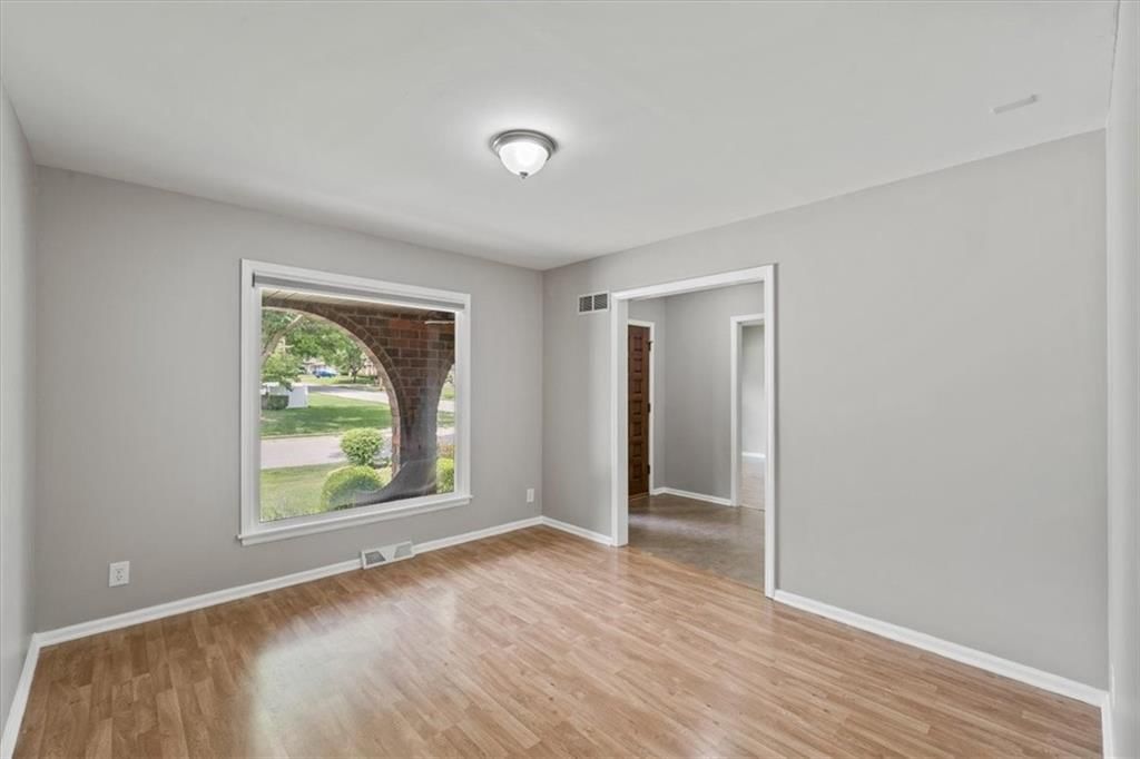 407 NW Lincolnwood Drive — photo 8