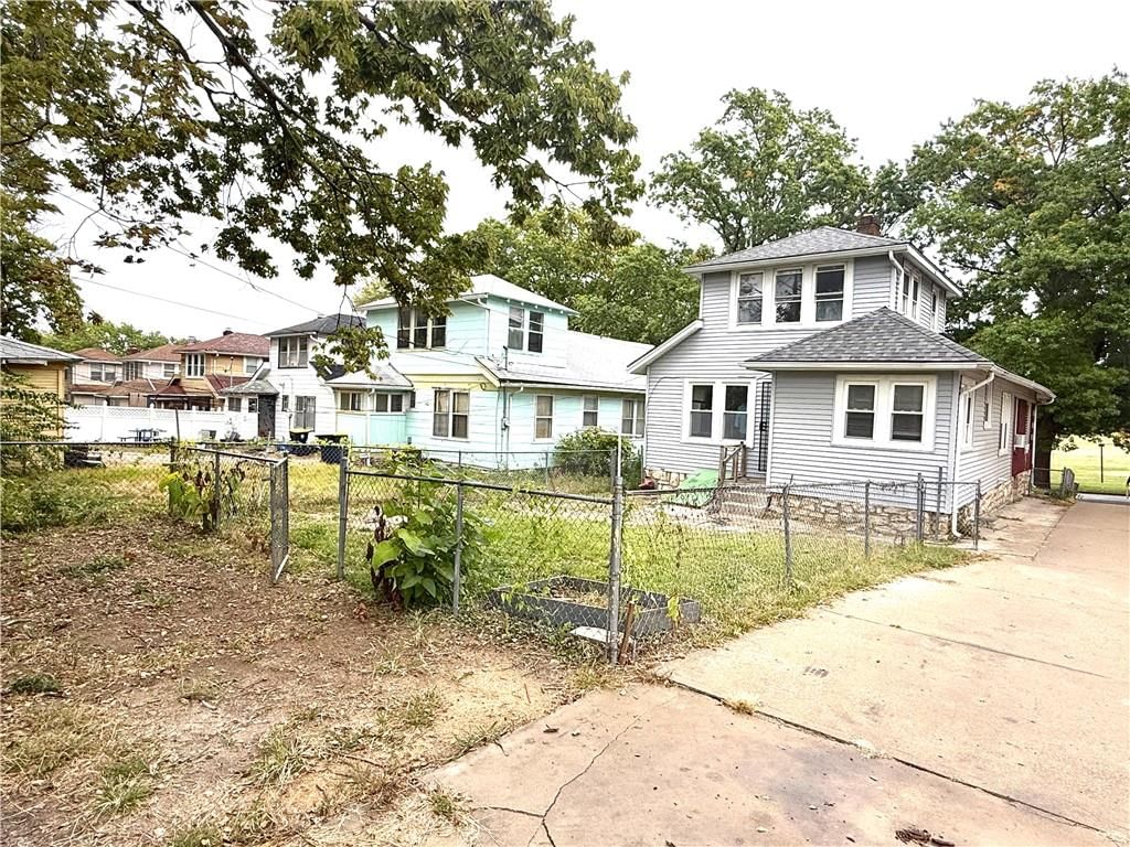 5216 Brooklyn Avenue — photo 25