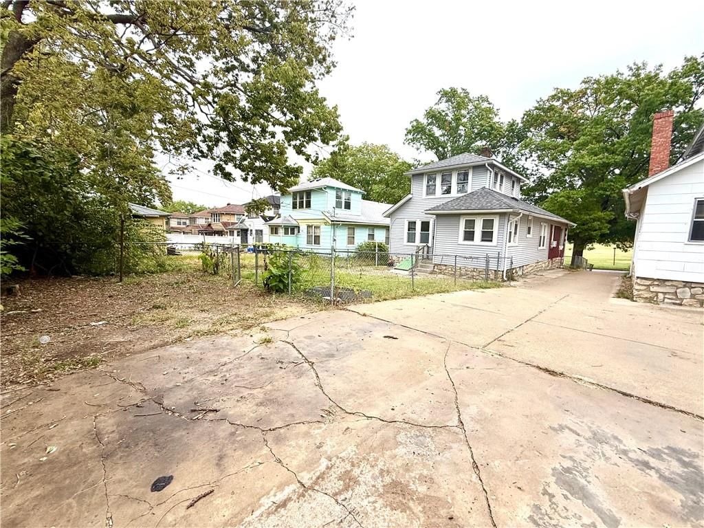 5216 Brooklyn Avenue — photo 27