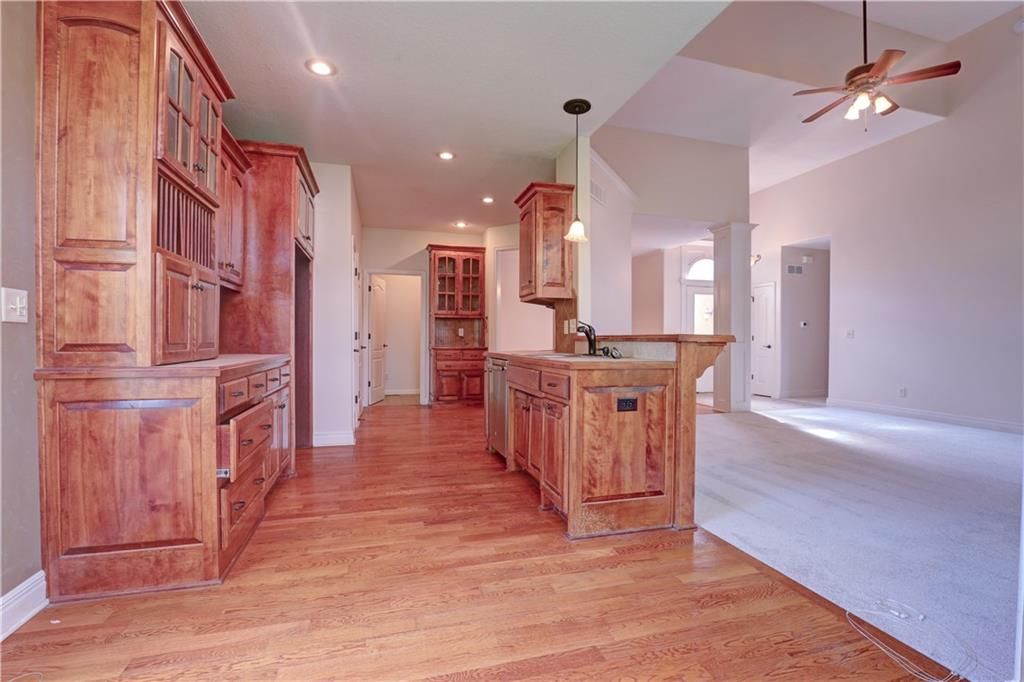 2110 NE Colonnade Avenue — photo 7
