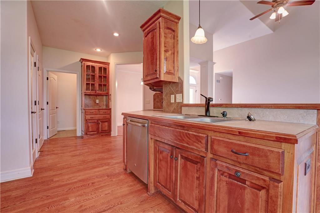 2110 NE Colonnade Avenue — photo 8