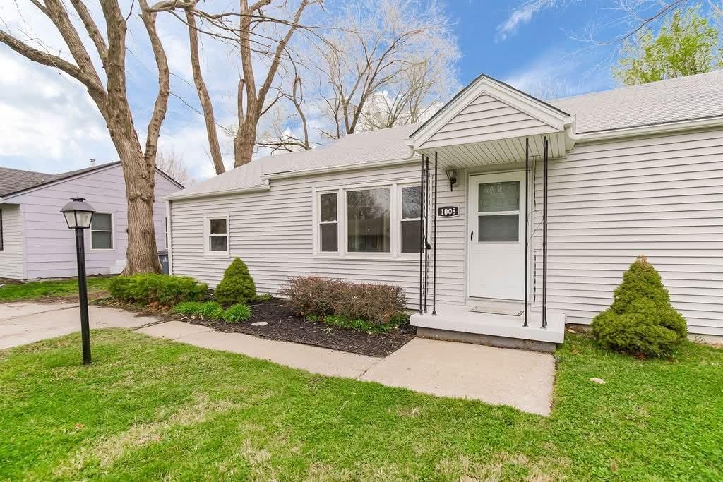 1008 E Fredrickson Drive — photo 2