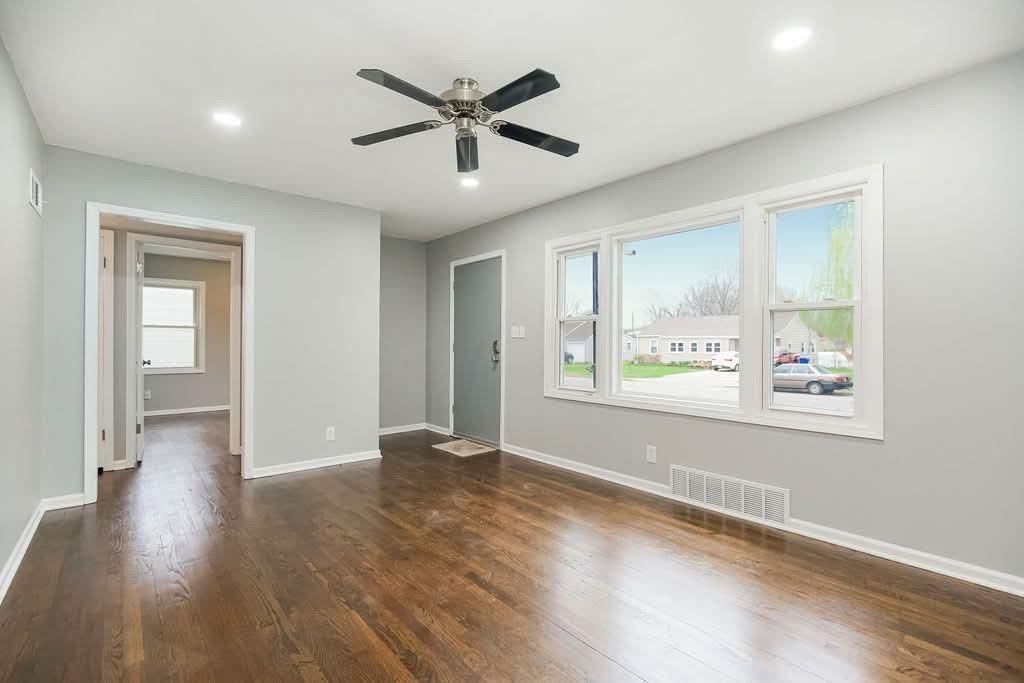 1008 E Fredrickson Drive — photo 3