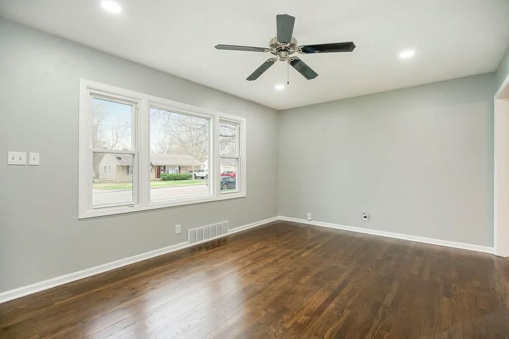 1008 E Fredrickson Drive — photo 4