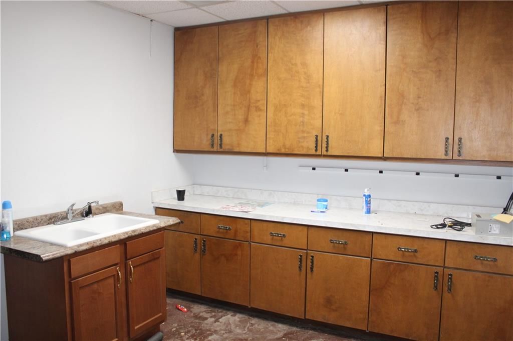 102 N Commercial Street — photo 33
