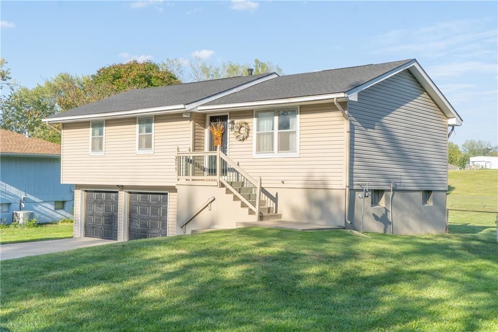 211 Carla Street — photo 3