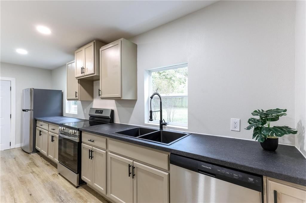 517 Burke Street — photo 11