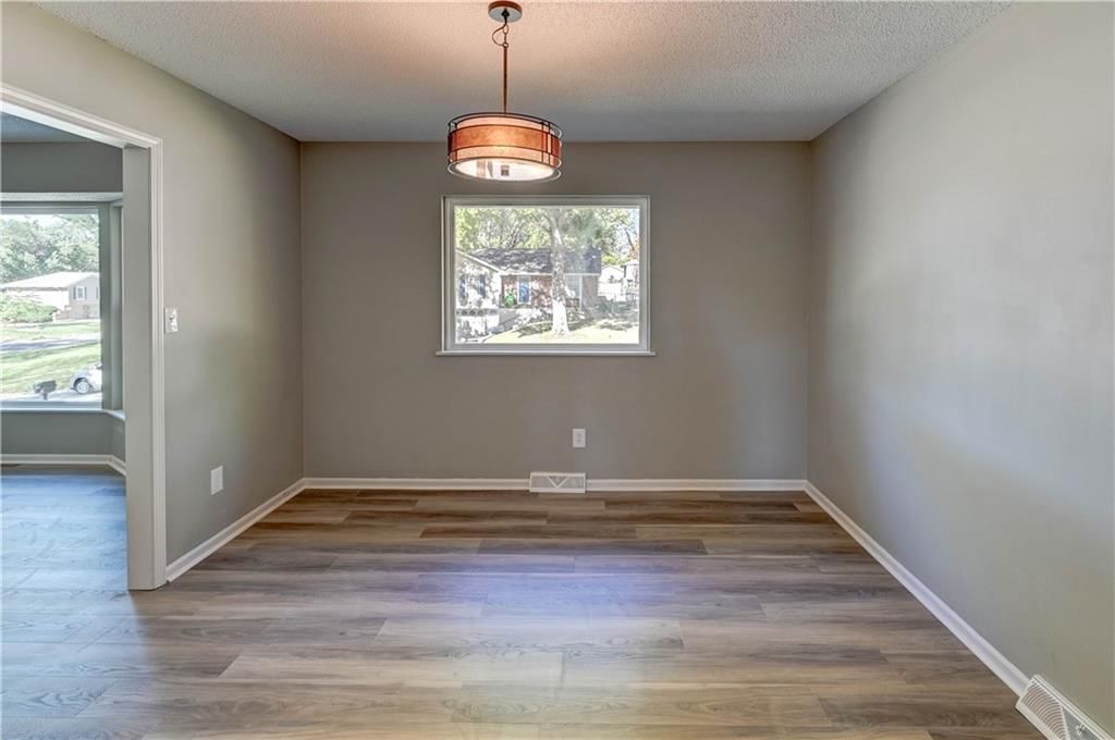 404 NE Lee Drive — photo 8