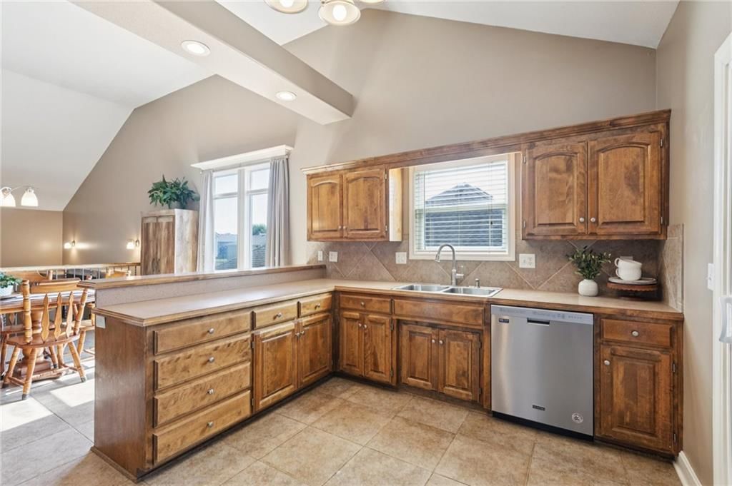 904 Crestridge Drive — photo 8