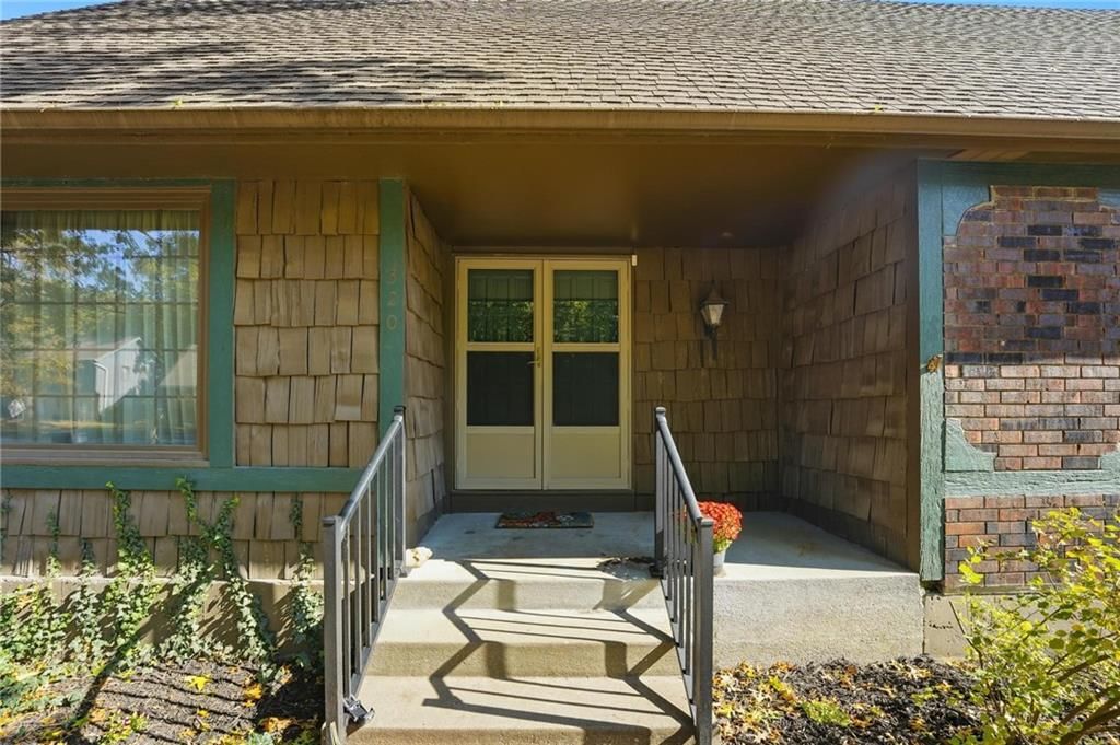 320 S Lindenwood Drive — photo 2