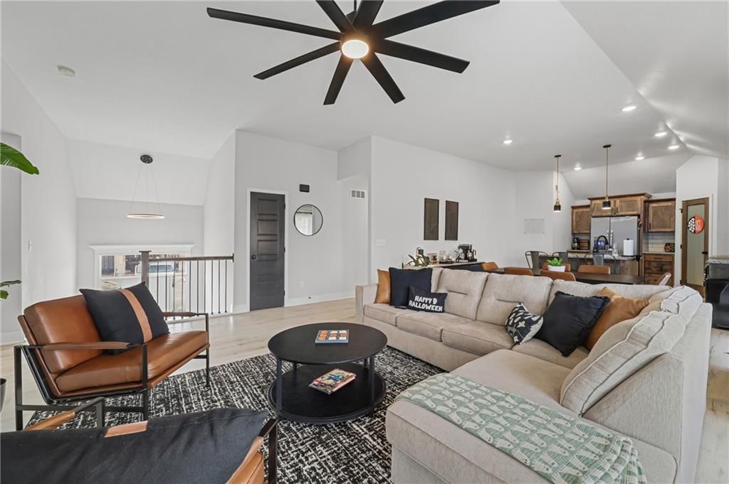912 NW Hickorywood Drive — photo 5