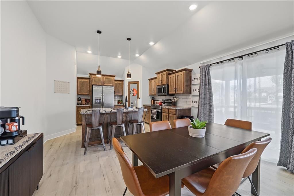 912 NW Hickorywood Drive — photo 8