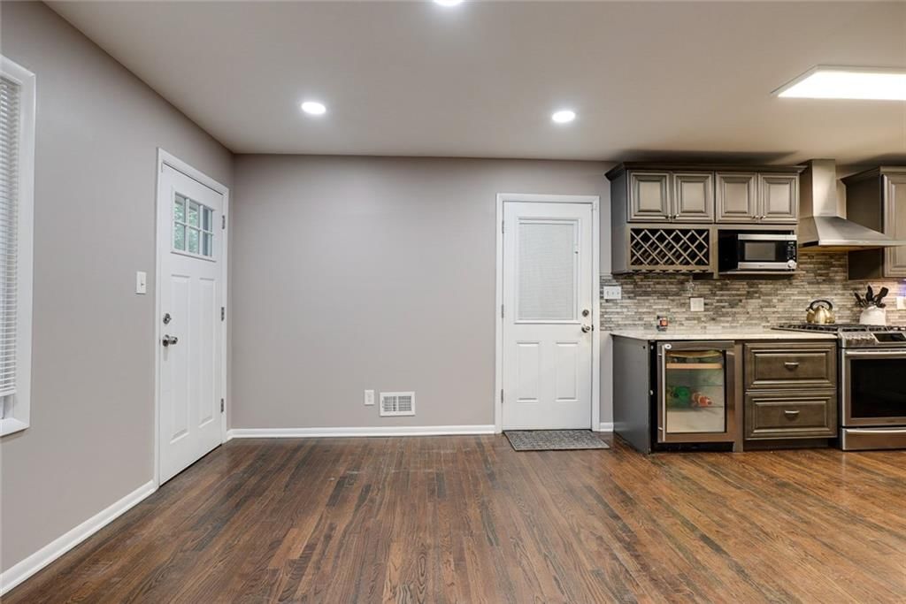 8015 hardy Avenue — photo 5