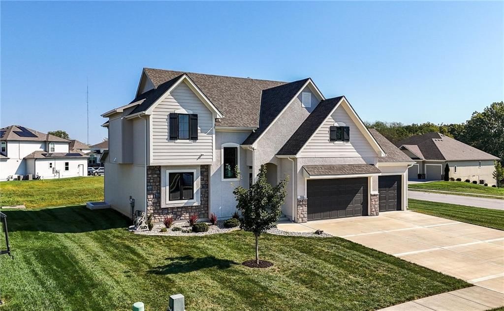 1916 NE Park Ridge Drive — photo 1