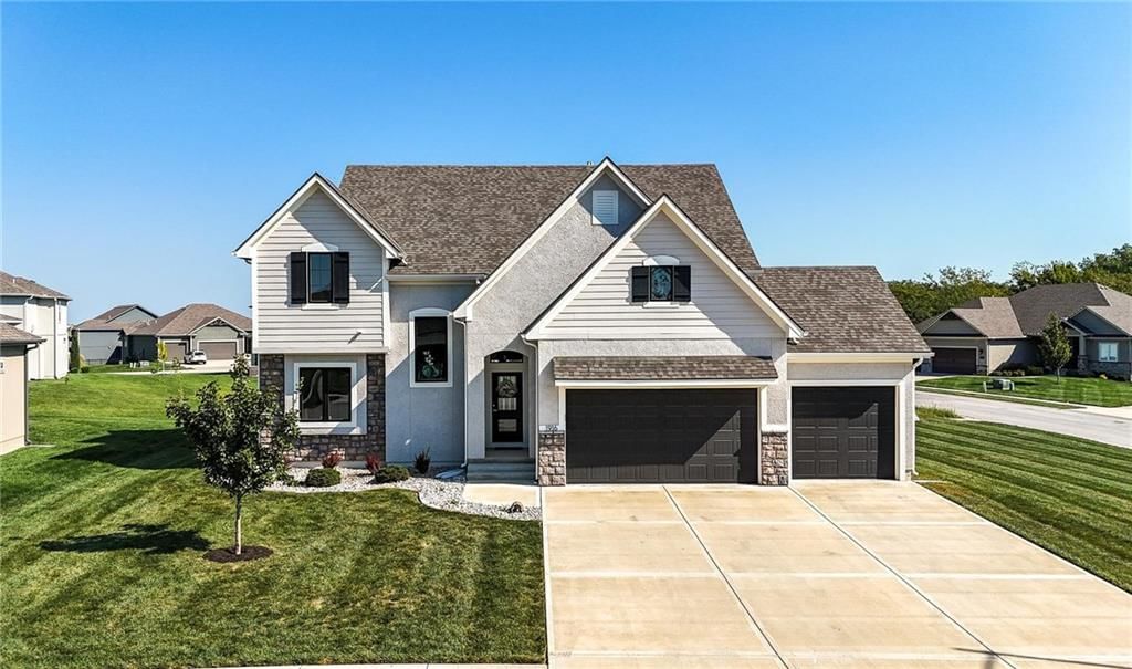 1916 NE Park Ridge Drive — photo 2