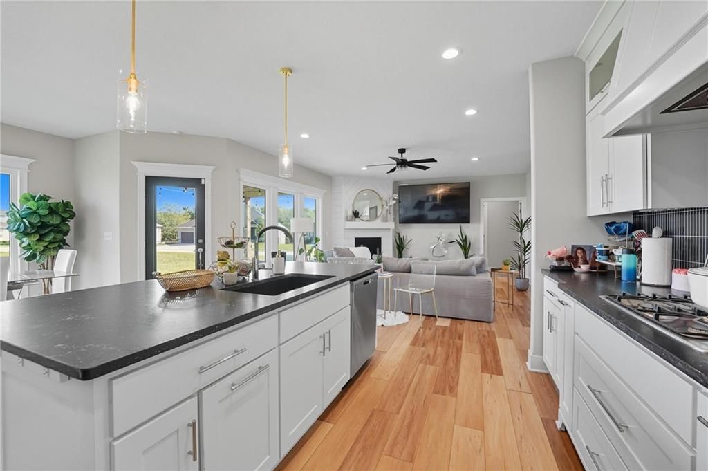 1916 NE Park Ridge Drive — photo 16