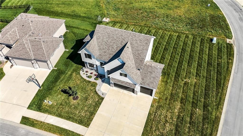 1916 NE Park Ridge Drive — photo 4