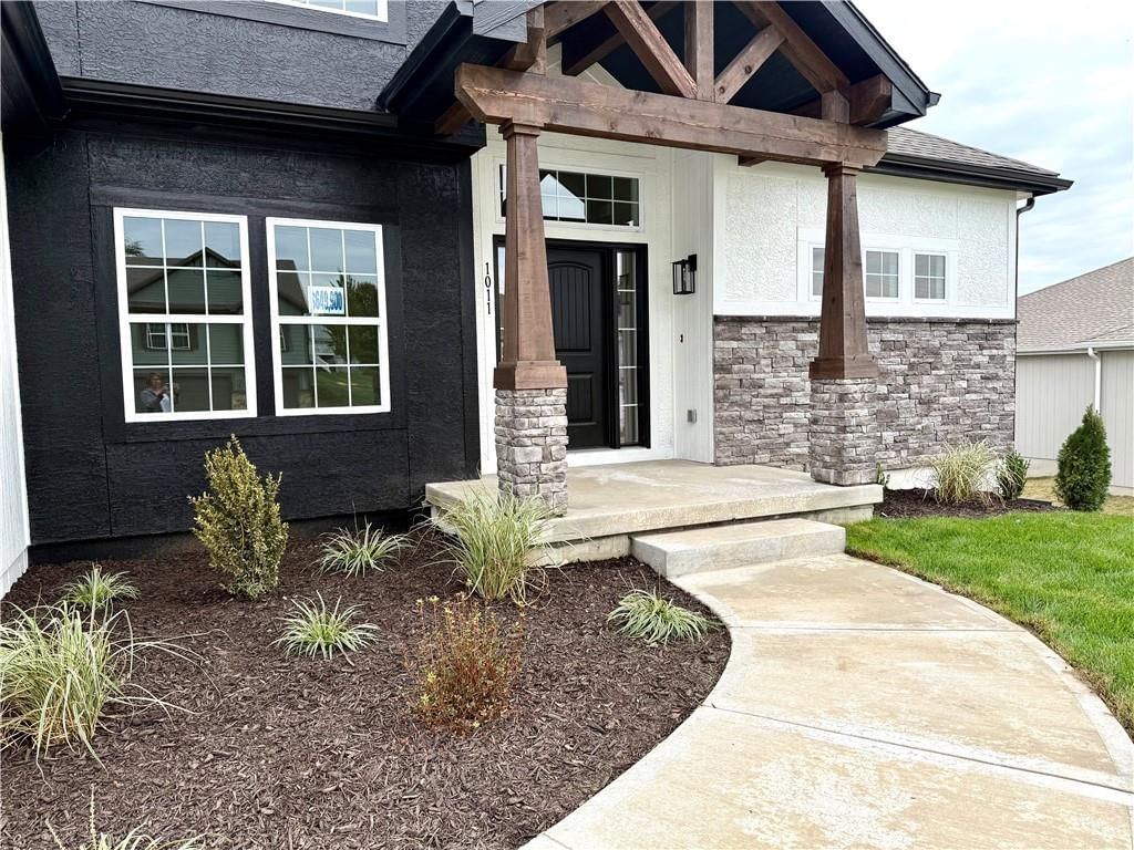 1011 Poplar Lane — photo 2