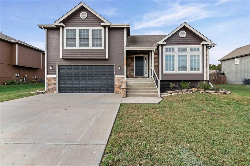 806 168th Street, Basehor, KS