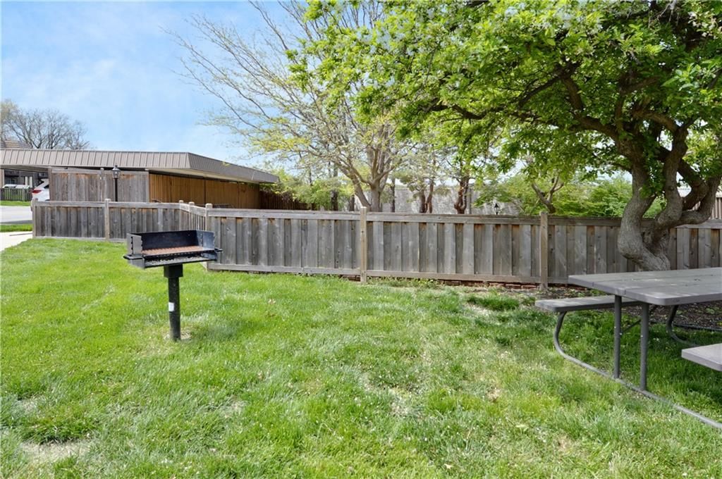 464 W 104th Street — photo 36