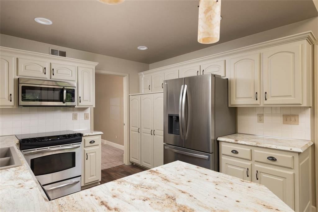 Photo 10 of 47 - 1529 SW Fredrick Drive