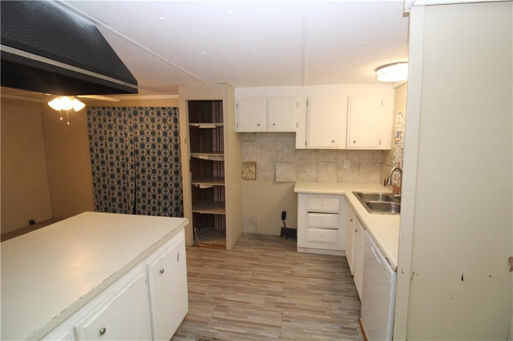 305 W Benton Street — photo 16