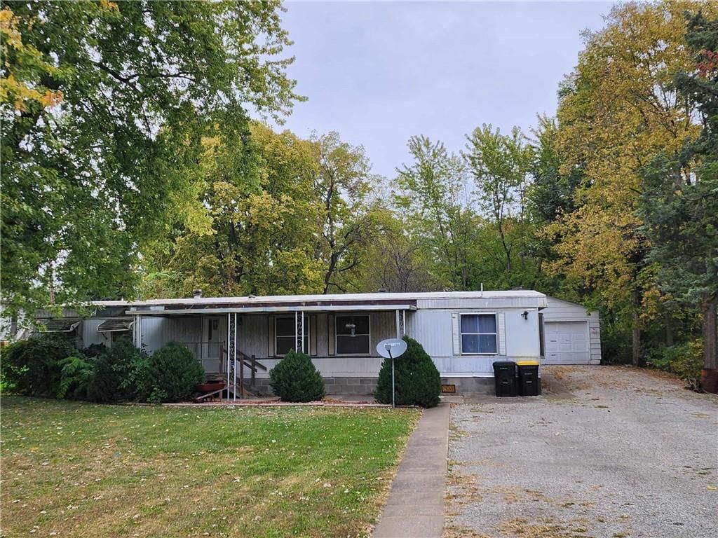 305 W Benton Street — photo 17