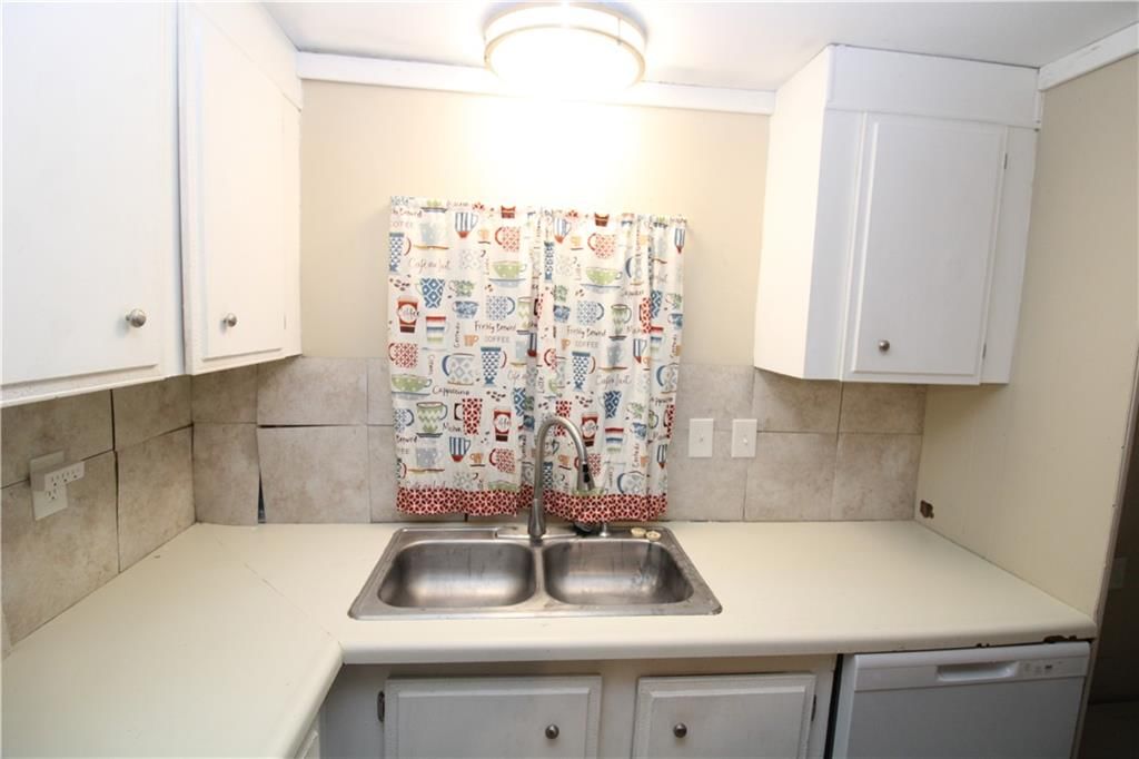 305 W Benton Street — photo 5