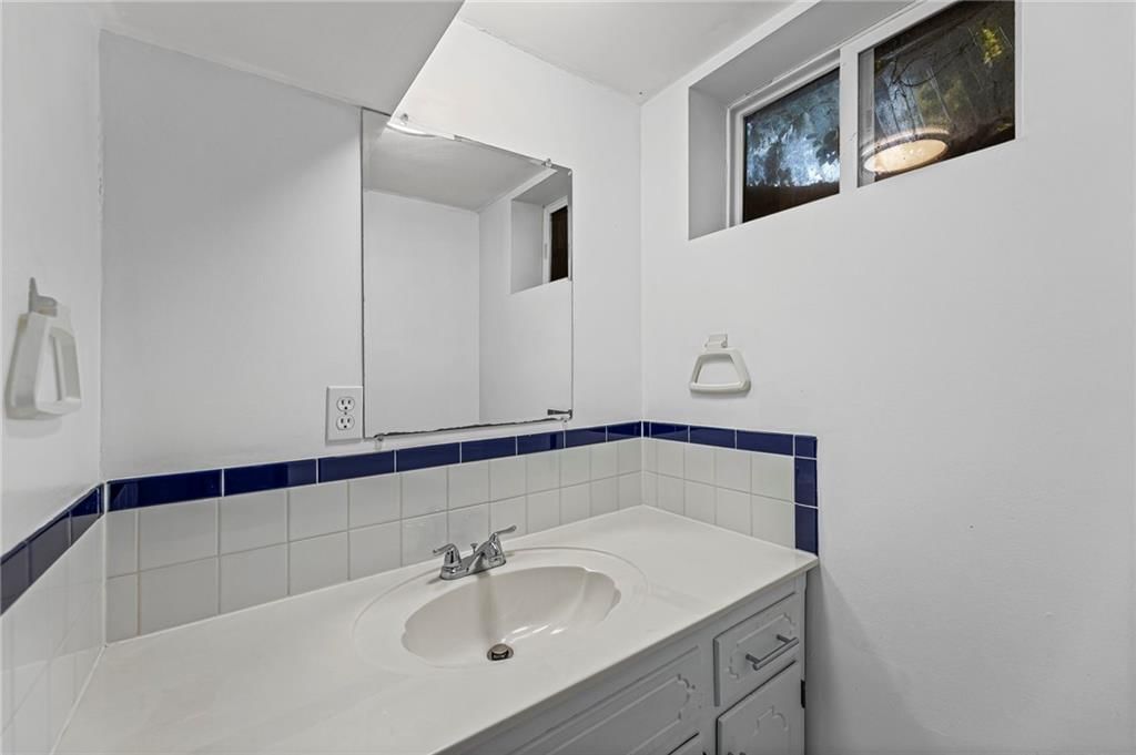 409 E Washington Street — photo 23