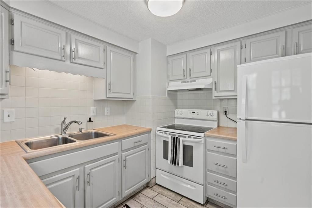 8808 W 81st Terrace — photo 10