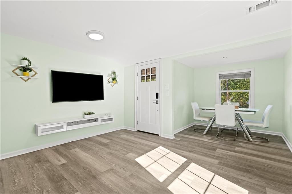 Photo 8 of 29 - 622 S Lake Drive