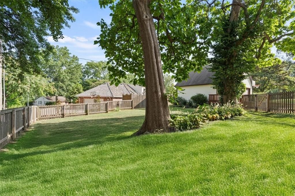 318 NW Briarcliff Road — photo 28