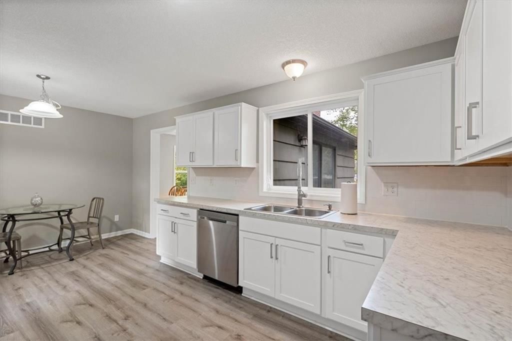 Photo 11 of 31 - 8704 W 88th Street