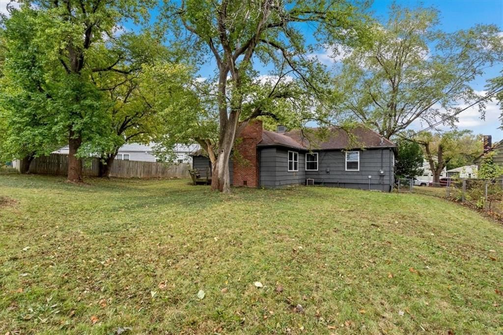 Photo 28 of 31 - 8704 W 88th Street