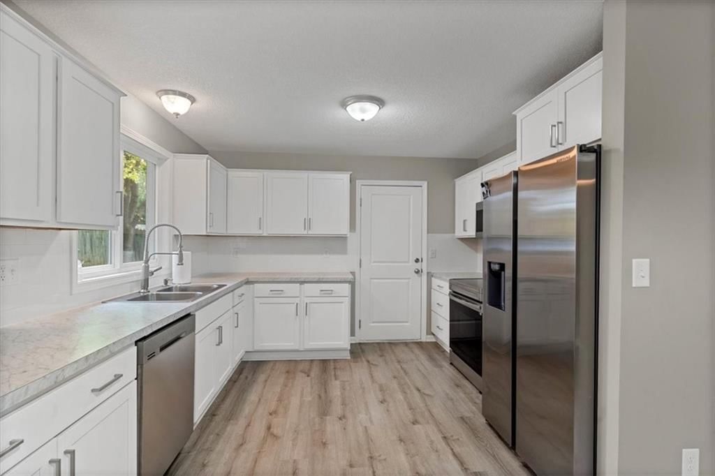 Photo 9 of 31 - 8704 W 88th Street
