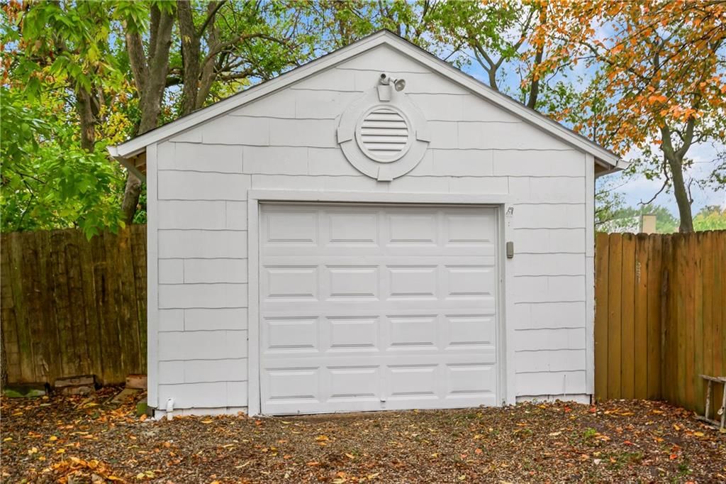 513 E Poplar Street — photo 18