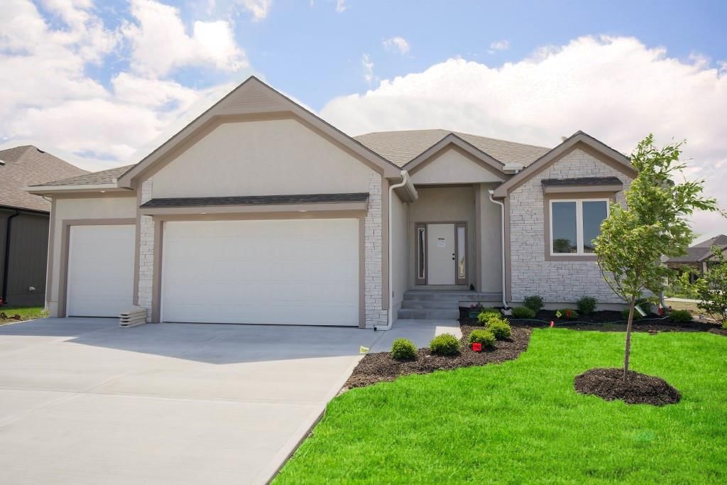12800 S Foxborough Court, Lee's Summit, MO